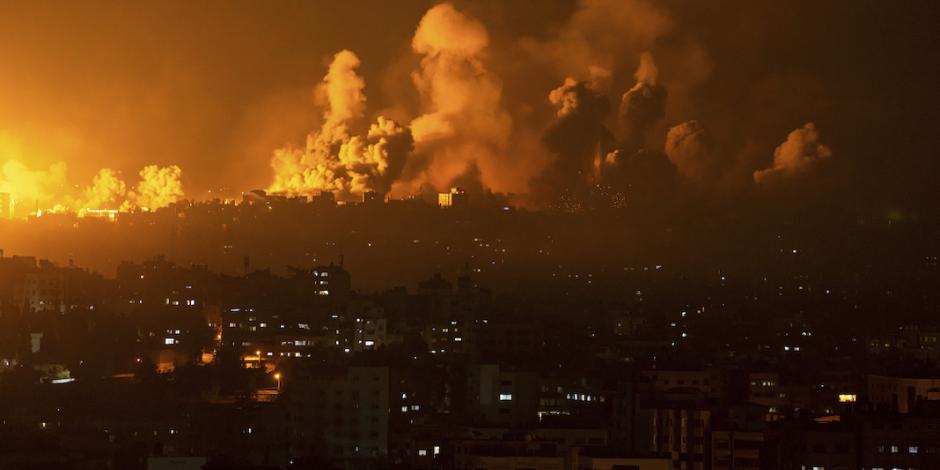 Humo y fuego en Gaza, tras bombardeo israelí, ayer.