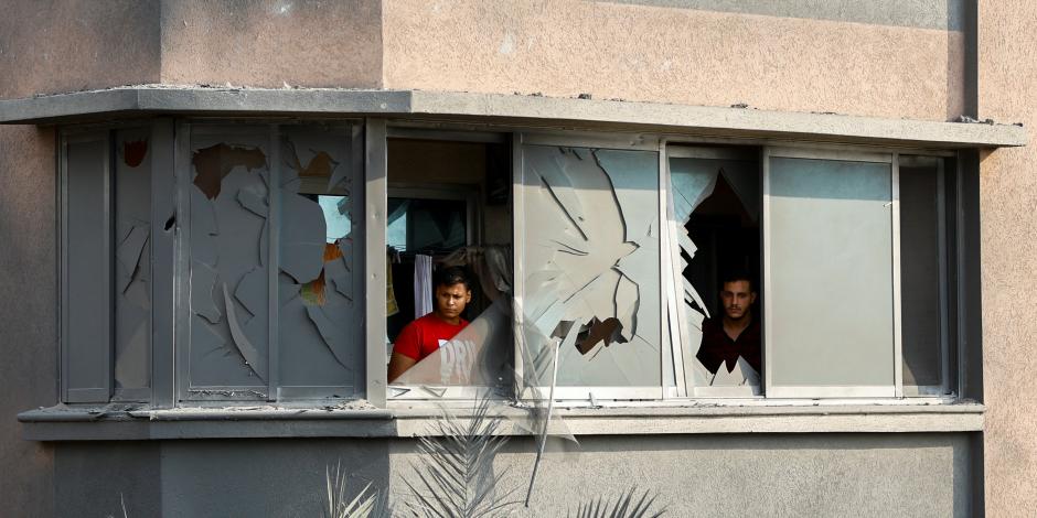 Palestinos miran desde una casa dañada tras los ataques israelíes, en el sur de la Franja de Gaza, el 9 de octubre de 2023.