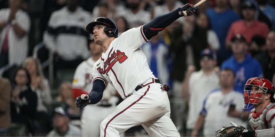 Austin Riley de los Braves conecta un jonrón de dos carreras en la octava entrada del encuentro ante los Phillies en el juego 2 de la Serie Divisional de la Liga Nacional de la MLB.