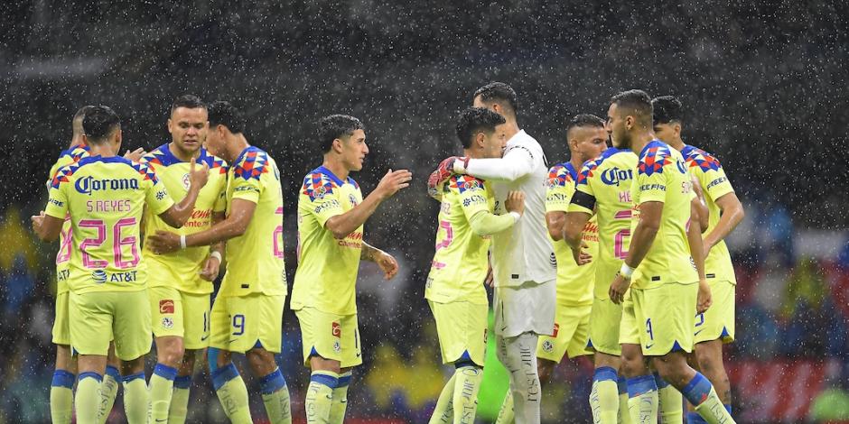 Futbolistas azulcremas celebran la victoria ante el Pachuca la semana pasada.