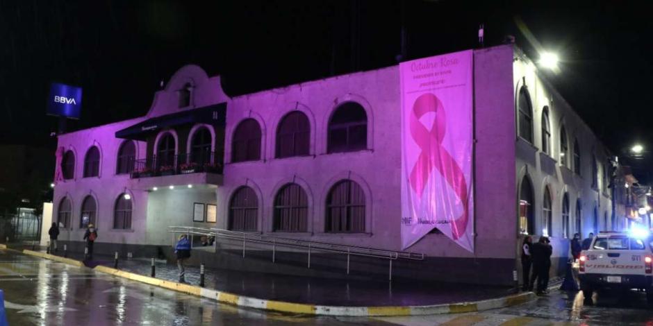 Huixquilucan se ilumina de rosa para hacer conciencia contra el cáncer de mama.