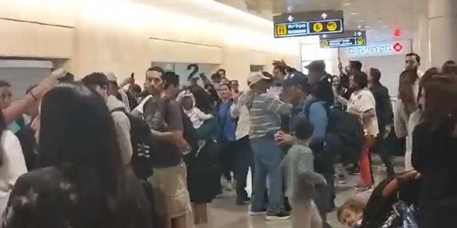 Mexicanos cantan el 'Cielito lindo' en el aeropuerto de Tel Aviv