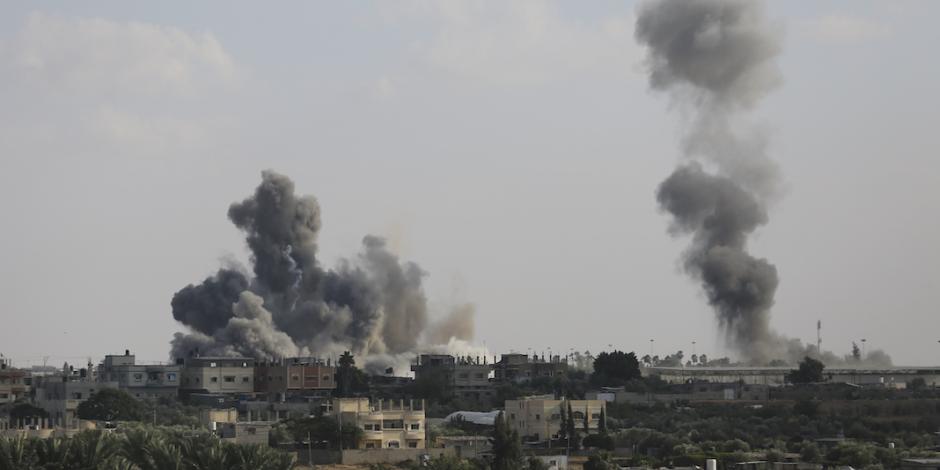 Columnas de humo se levantan en Israel cerca de la frontera con Egipto.