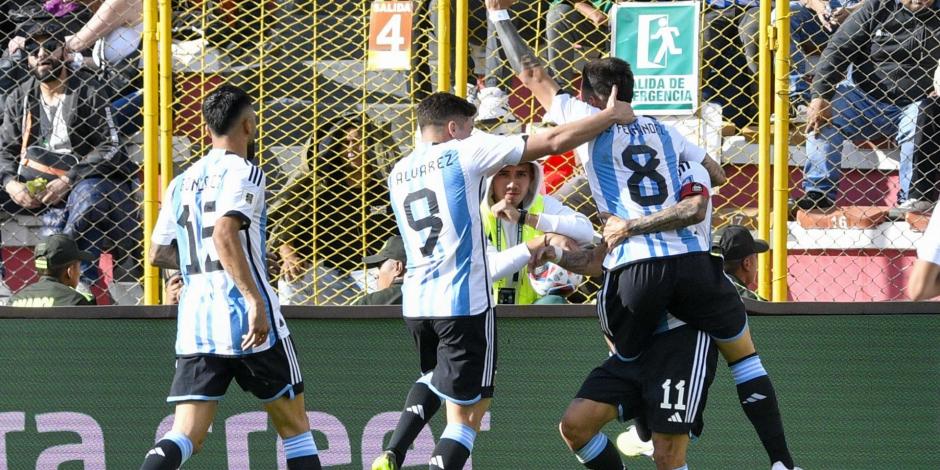 Futbolistas de la Selección Argentina festejan un gol contra Bolivia en las eliminatorias sudamericanas rumbo al Mundial 2026.