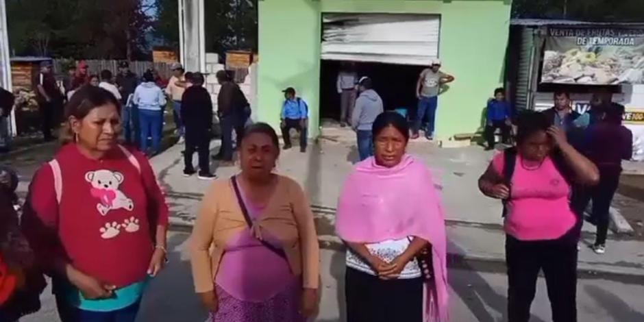 Mujeres protestan ayer, en Chiapas, para exigir la intervención de las autoridades.