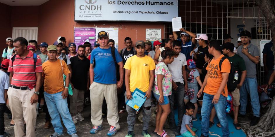 Migrantes acudieron a la Comisión de Derechos Humanos en Tapachula, ayer.