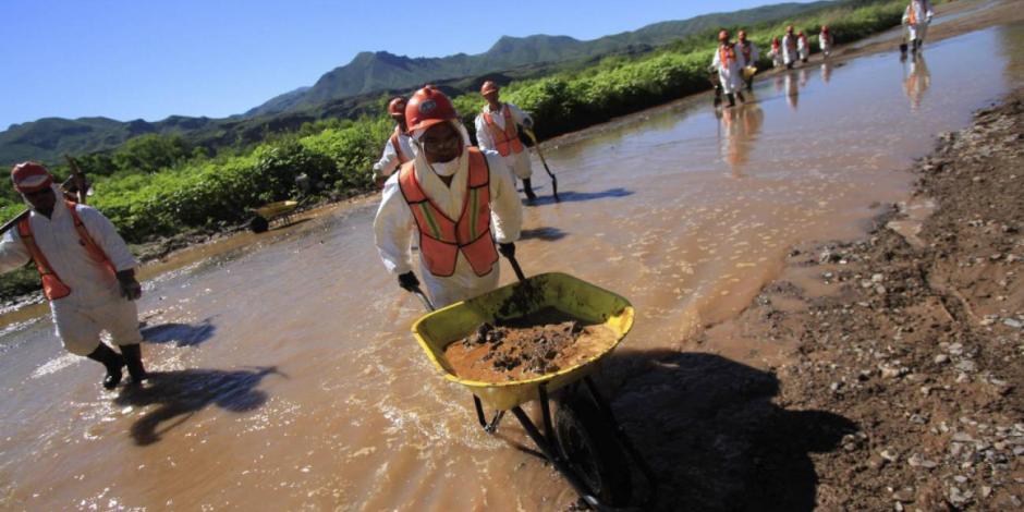 Trabajos ecológicos en el Río Sonora.