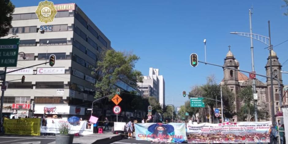 El grupo que bloqueó la circulación en las calles deJosé María Izazaga y Pino Suárez mostró lonas con diversas leyendas, ayer.