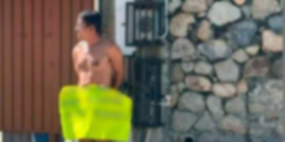 Desnudo y amarrado a un poste, así exhiben a un presunto acosador en Acapulco, Guerrero.