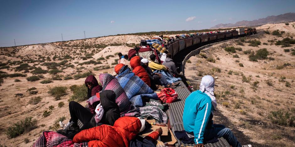 Migrantes, durante su viaje para llegar a Ciudad Juárez, ayer.
