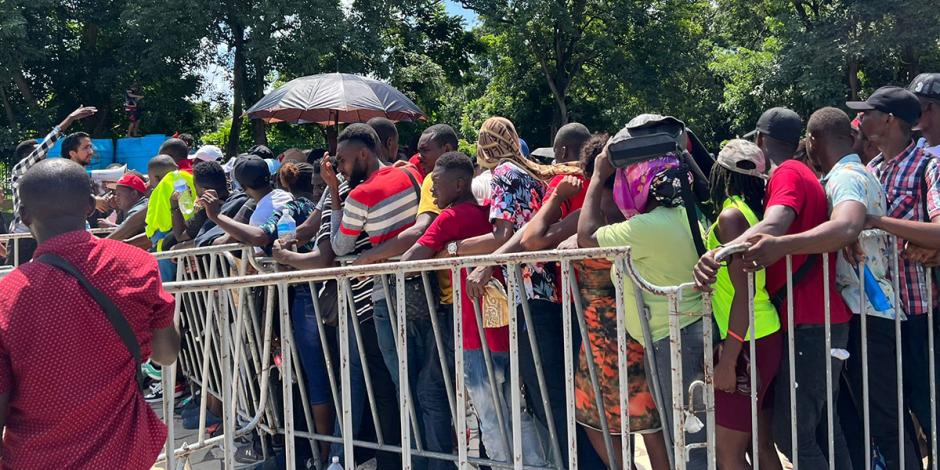 Migrantes hacen largas filas bajo el sol, para ser atendidos en la estación migratoria de Tapachula, ayer.