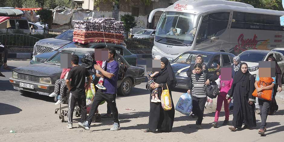 Palestinos huyen al sur de Gaza el viernes 13 de octubre de 2023, luego de que el ejército israelí emitió una orden de evacuación a una población de más de 1 millón de personas en el norte de la ciudad para que buscaran refugio en el sur ante una posible invasión terrestre israelí.