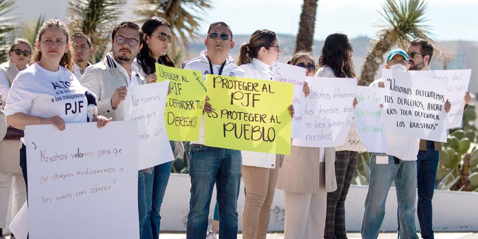 Trabajadores del PJF de la Novena Región del Centro Auxiliar de Zacatecas se manifestaron en las puertas del edificio sede en el estado, ayer.
