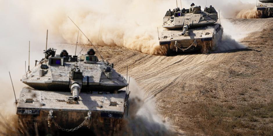 Tanques israelíes se dirigen hacia la frontera de la Franja de Gaza, ayer.