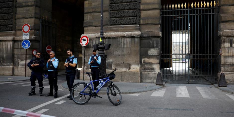 Elementos de la policía de Francia desplegados en las calles de París.