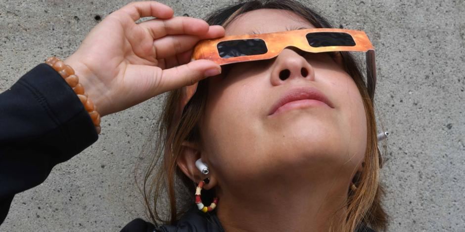 Si vas a mirar el eclipse, debes usar protección en todo momento.