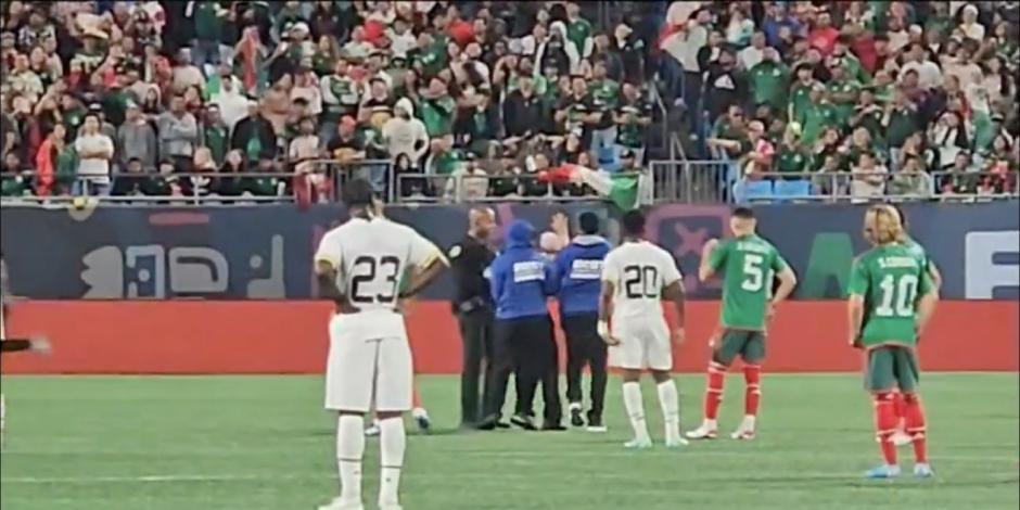 Aficionados invaden el terreno de juego y buscan a jugadores del Tricolor