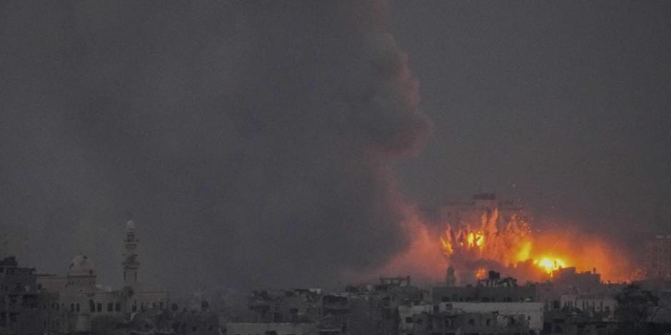 El humo y el fuego se elevan tras un ataque aéreo israelí en la Franja de Gaza, visto desde el sur de Israel.