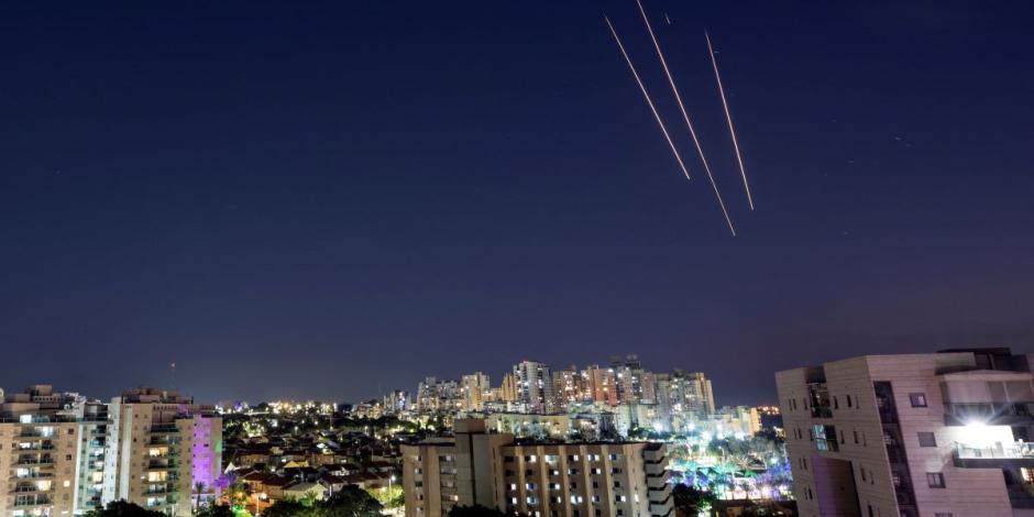 Una vista muestra el lanzamiento de cohetes desde la Franja de Gaza hacia Israel, visto desde la frontera de Israel en el sur de Israel el 15 de octubre de 2023.