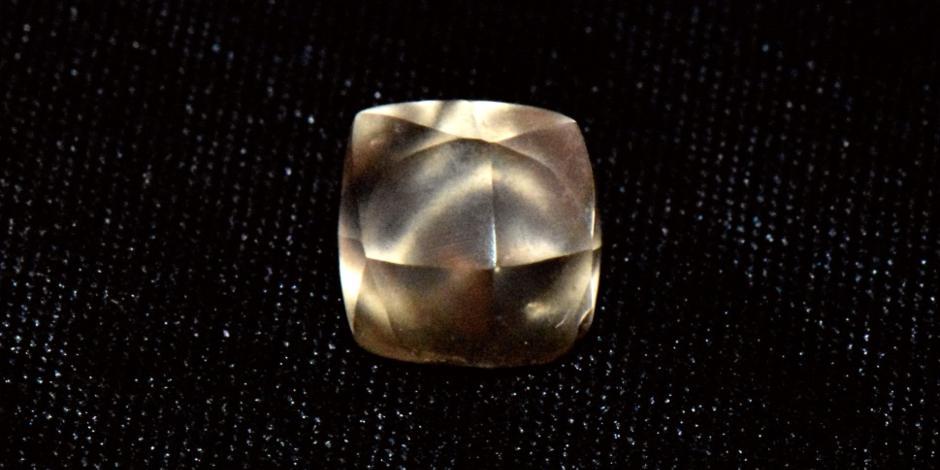 Así luce el diamante que una niña de 7 años encontró enterrado en un parque de EU.