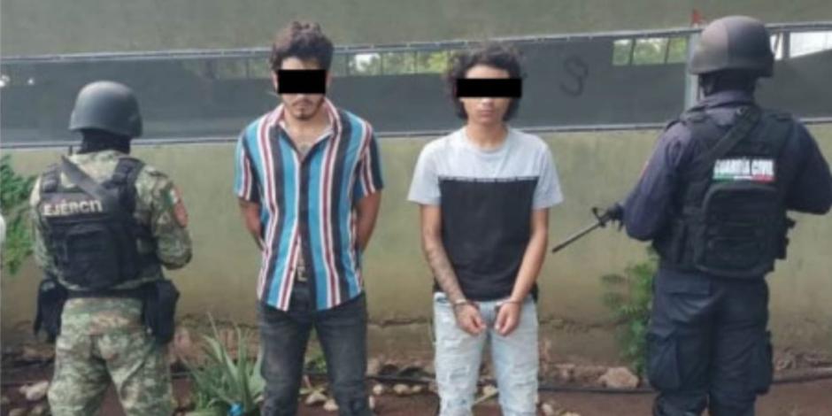 César Sepúlveda (camisa de rayas) fue detenido junto con otro joven, ayer.