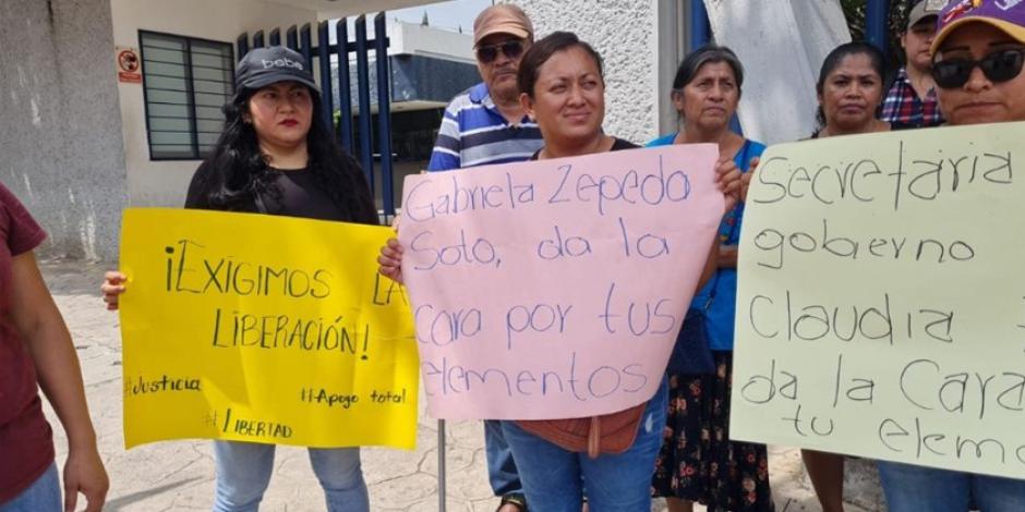 Familiares de los policías que fueron privados de su libertad realizaron un bloqueo carretero en Chiapas, ayer.