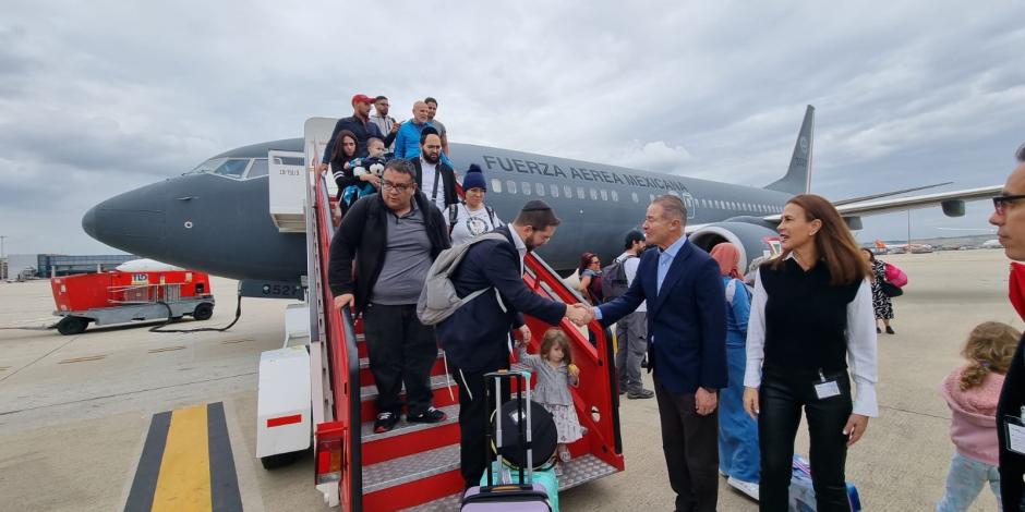 El primer grupo de personas que salió de Israel llegó a España, ayer.
