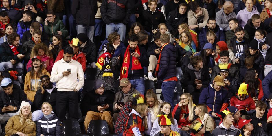 Los aficionados están en las gradas después de la suspensión del partido de futbol del Grupo F de clasificación para la Eurocopa 2024 entre Bélgica y Suecia en el estadio Rey Balduino de Bruselas.