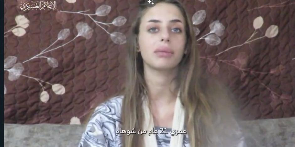 Una joven israelí, quien se identificó como Mia Shem de 21 años, recibe atención médica luego de una operación en el brazo derecho tras resultar herida.