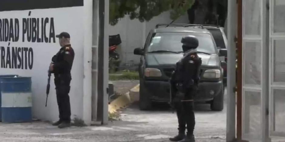 Elementos de la Fuerza Civil permanecieron ayer afuera de Seguridad y Tránsito municipal de Ciénega de Flores.