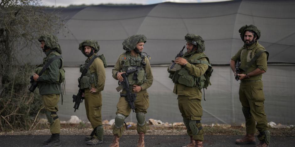 Fuerzas israelíes patrullan la zona fronteriza en espera de nuevas indicaciones, ayer.