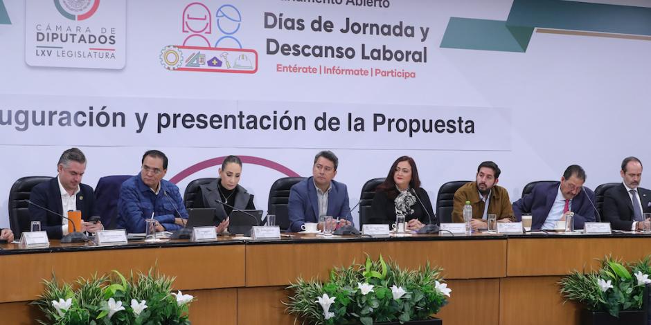 Legisladores durante el inicio del parlamento abierto “Días de Jornada y Descanso Laboral”, ayer en San Lázaro.