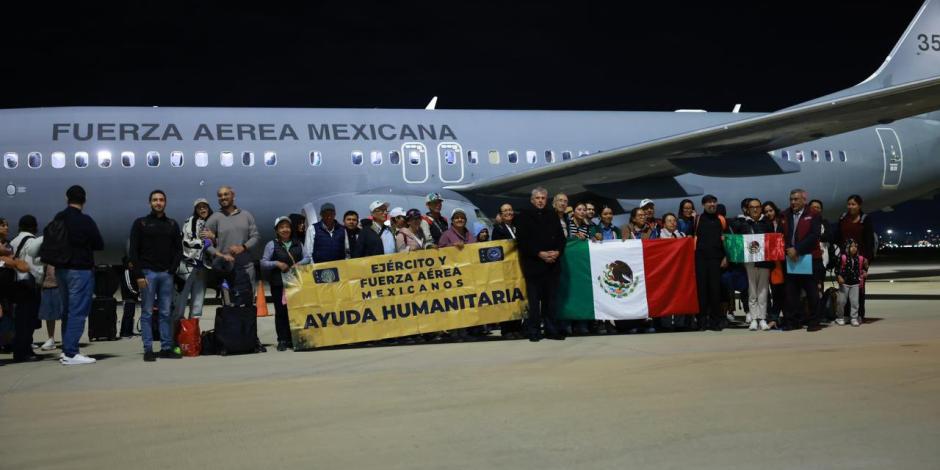 Grupo de mexicanos rescatados de zona de conflicto en Israel arriban al AIFA.