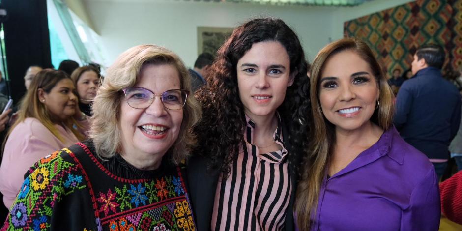 Mujeres en la política, como la gobernadora de Quintana Roo, Mara Lezama (derecha).
