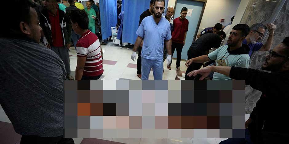 Las personas reciben asistencia en el Hospital Shifa después de que cientos de palestinos murieran en una explosión en el hospital Al-Ahli en Gaza que funcionarios israelíes y palestinos se culparon mutuamente.