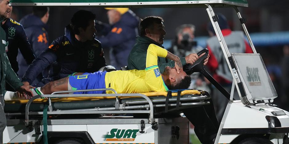 Neymar salió lesionado del partido entre Brasil y Uruguay.