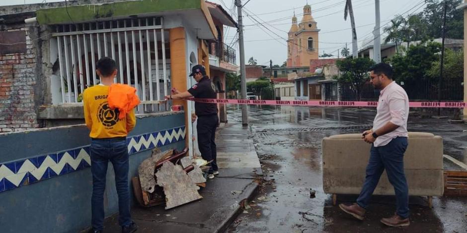 Autoridades de Colima clausuraron un puente en la capital, que sufrió daños por el paso de las lluvias de ayer.