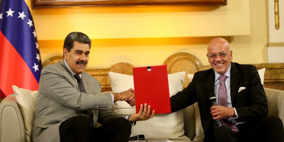 El presidente Nicolás Maduro muestra el compromiso con la oposición, ayer.