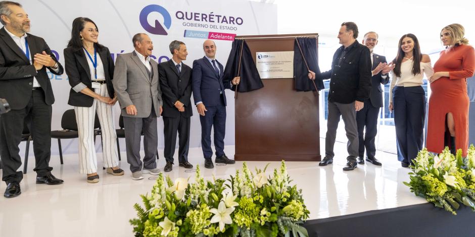 Mauricio Kuri, gobernador de Querétaro en la develación de la placa.