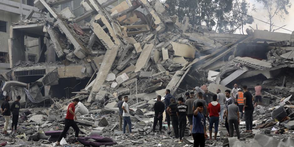 Ciudadanos en Gaza revisan infraestructuras derribadas en busca de víctimas, ayer.
