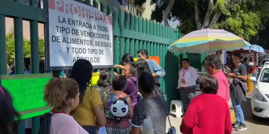 En Cuernavaca, Morelos, maestros tomaron instalaciones educativas, ayer.