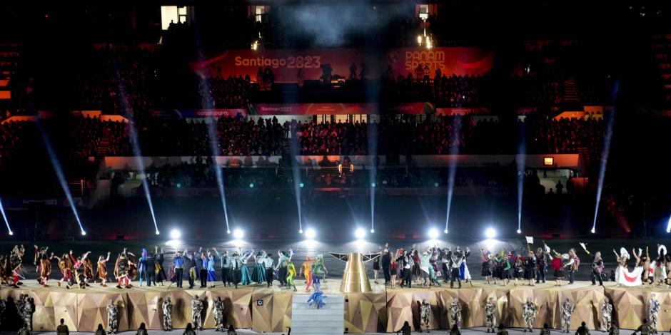 Artistas durante la ceremonia de inauguración de los Juegos Panamericanos 2023 en el Estadio Nacional de Santiago de Chile.