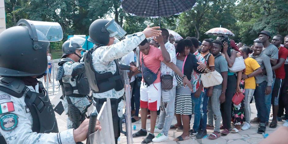 La GN intenta ordenar una fila en la estación migratoria de Tapachula, el miércoles.