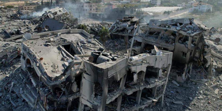 Vista de edificios residenciales destruidos en ataques israelíes en la ciudad de Zahra, en medio del actual conflicto entre Israel y el grupo islamista palestino Hamás, en el sur de la ciudad de Gaza.