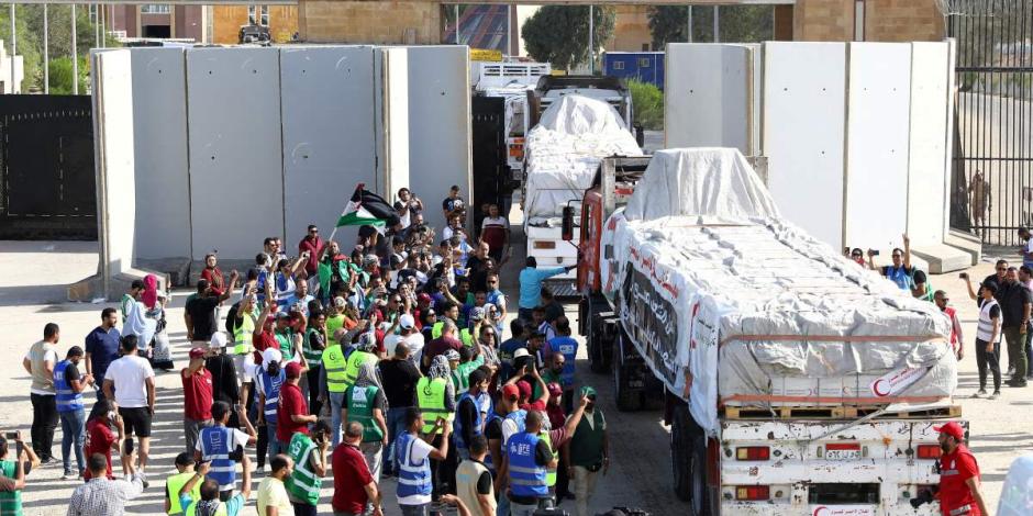 Voluntarios egipcios celebran llegada de convoy con ayuda humanitaria a Gaza.