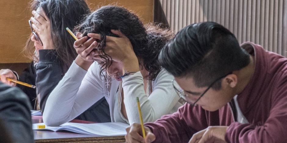 La imagen muestra a estudiantes que realizan su examen de ingreso al IPN en 2019