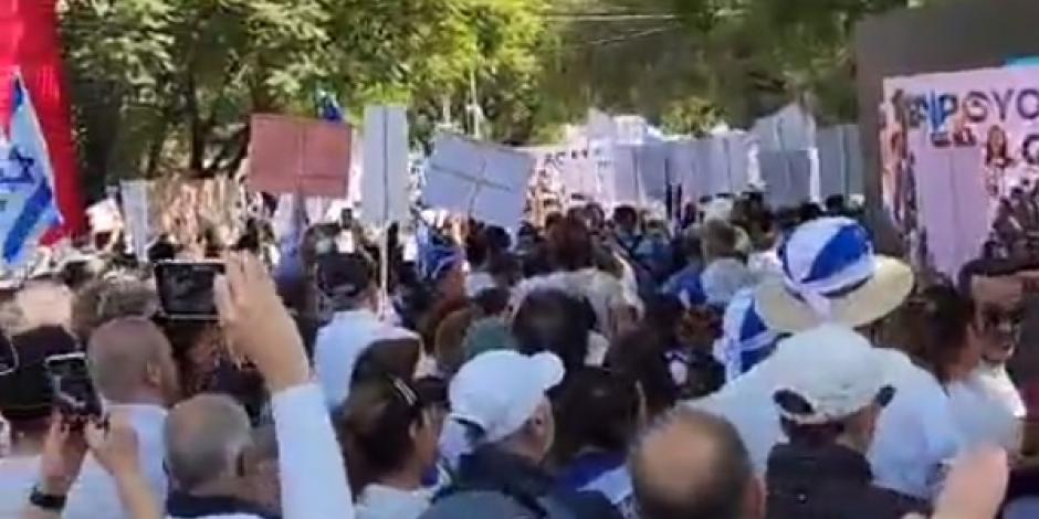 Manifestantes se congregan en la Embajada de Israel en México.