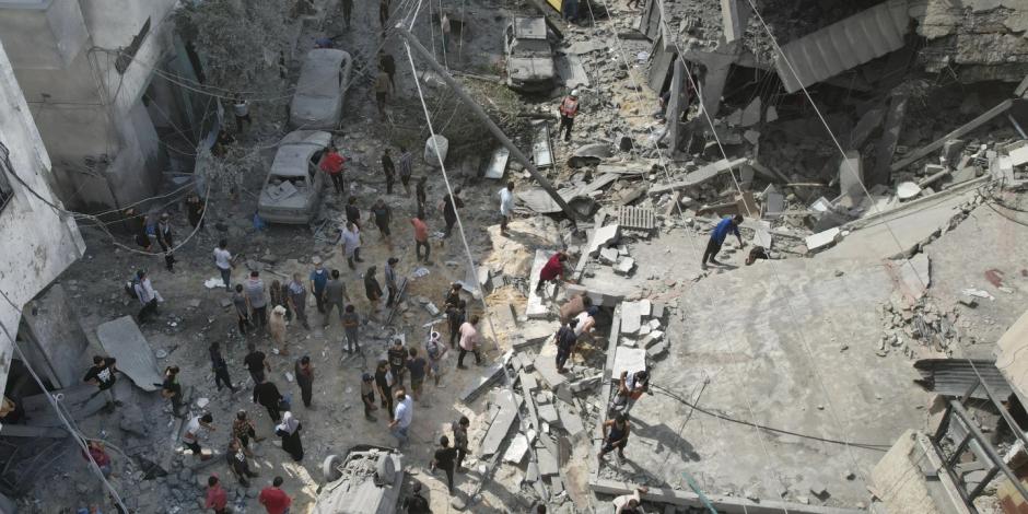 Palestinos buscan sobrevivientes tras un bombardeo de Israel el domingo 22 de octubre de 2023.