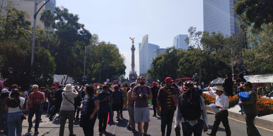 Integrantes de la comunidad palestina en México marchan sobre Paseo de la Reforma.