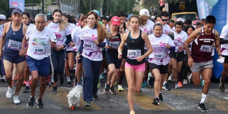 Participantes de todas las edades en la carrera anual contra el cáncer de mama.